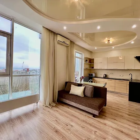спальня-студия с видом на море и парк Apartman Odessza